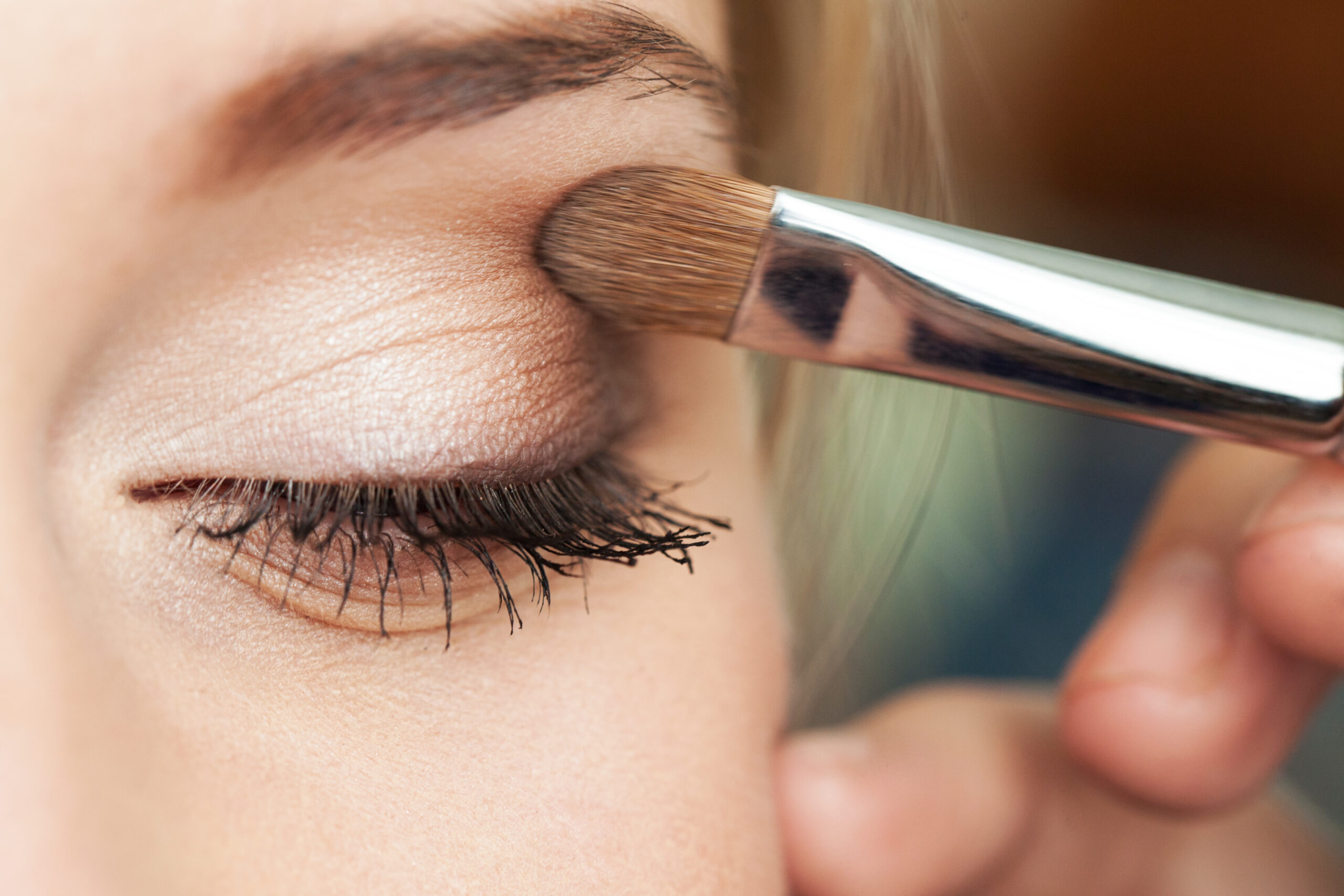 Eye,Makeup,Woman,Applying,Eyeshadow,Powder